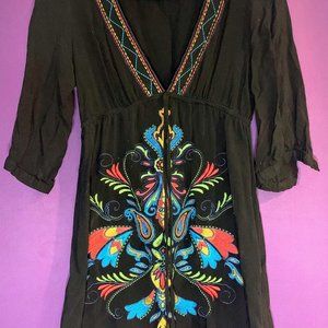 Adorable Small/Petite black top with Latin-American inspired embroidery
